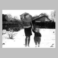 071-0082 Irene Klimach mit einem evakuierten Kind aus Berlin im Garten der Eltern im Fruehjahr 1944.JPG